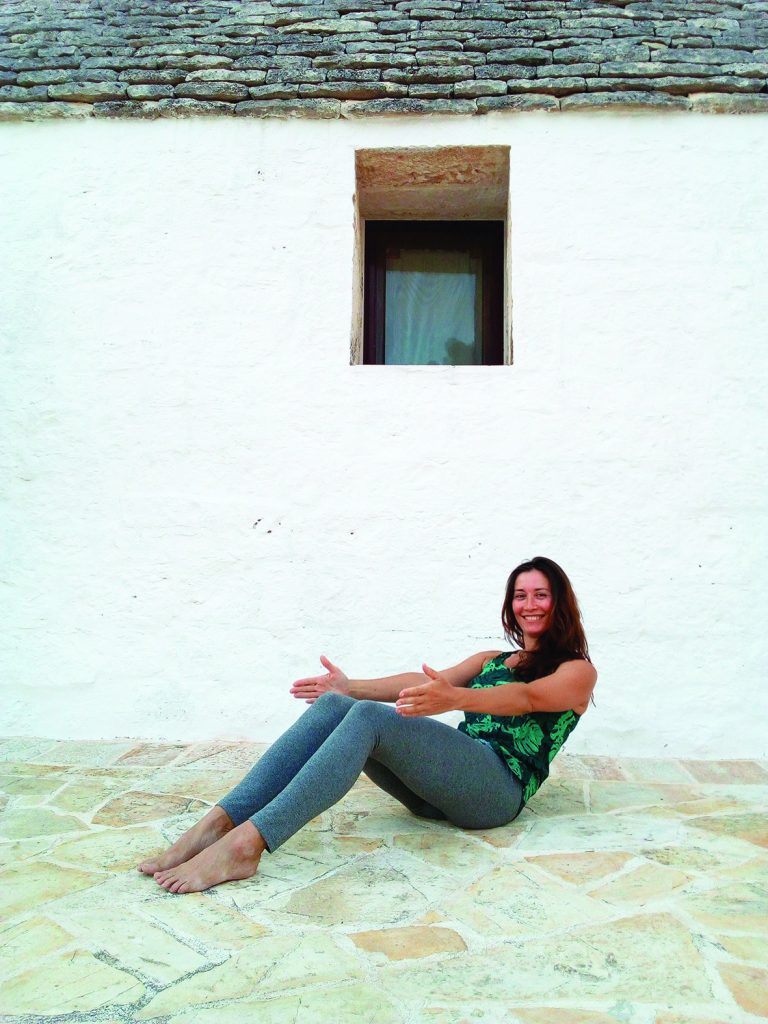 Valeria Loro Milan devant un trullo, en Italie du sud