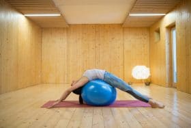exercices de Pilates avec un gros ballon