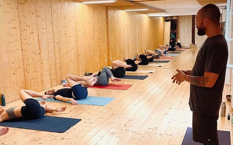 Fred enseigne le yoga. Ce cours est inclut dans l'offre. 